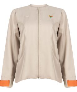 JAQUETA FEMININA EMOZIONE AREIA GOLA PADRE, RECORTE COM BOLSO, DETALHE NO PUNHO, ADM, TAUA JP